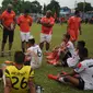 Pelatih Paulo Camargo (tengah) bersiap memberikan arahan saat jeda laga uji coba melawan Barito Putera di Stadion Bea Cukai, Jakarta, Selasa (5/4/2016). Laga berlangsung ketat dan berakhir imbang 2-2. (Liputan6.com/Helmi Fithriansyah)