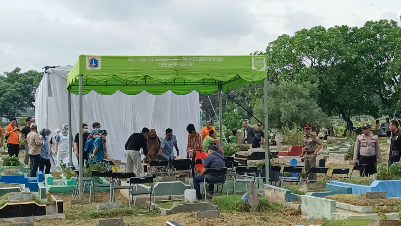 Proses ekshumasi dan autopsi ulang MS, bayi yang diduga tertukar di RS Islam Cemapaka Putih akhirnya dilakukan pada Selasa, (17/12/2024).
