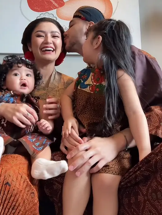 Terlihat, Siti Badriah mengenakan tampilan earthone mengenakan kebaya kutu baru lengan 3/4 warna kecoklatan.  [@sitibadriahh]