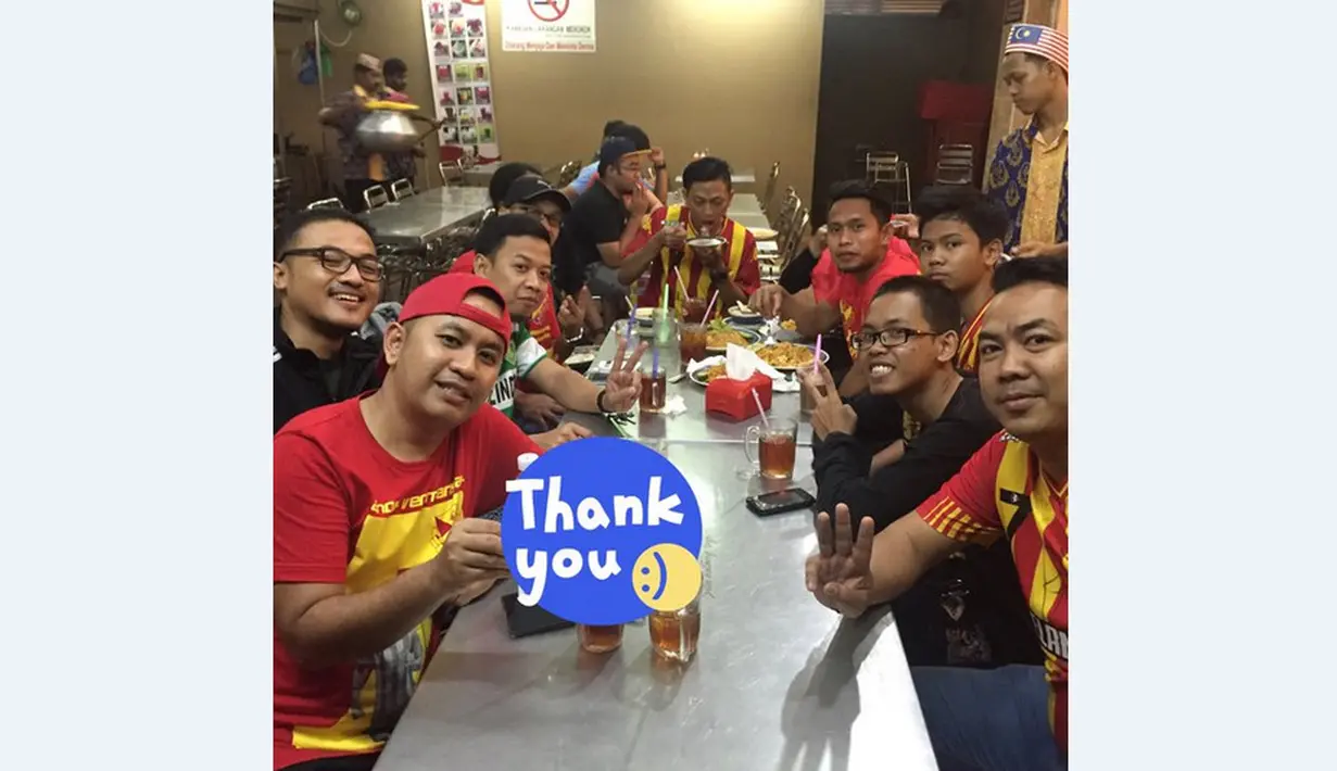 Andik Vermansah menjamu Bonek sebagai rasa syukur menjadi juara Piala Malaysia 2015. (Twitter)