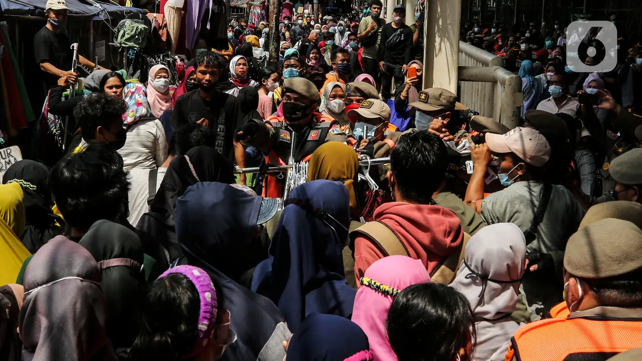 Razia PKL yang Berjualan di Trotoar Tanah Abang