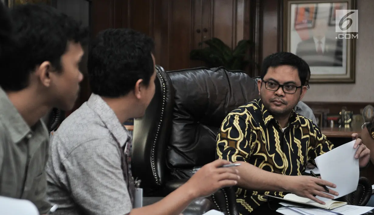 Komisioner KPU Viryan Aziz mendengarkan masukan dari salah seorang aktivis Migrant Care saat audiensi di Kantor KPU, Jakarta, Senin (20/8). (merdeka.com/ Iqbal S. Nugroho)