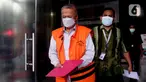 Hakim Agung nonaktif, Sudrajad Dimyati (kiri) menuju mobil tahanan usai menjalani pemeriksaan lanjutan di Gedung Merah Putih Komisi Pemberantasan Korupsi (KPK), Jakarta, Rabu (21/12/2022). Sudrajad Dimyati merupakan tersangka kasus dugaan suap penanganan perkara di Mahkamah Agung terkait putusan kasasi pada kasus Koperasi Simpan Pinjam Intidana. (Liputan6.com/Helmi Fithriansyah)
