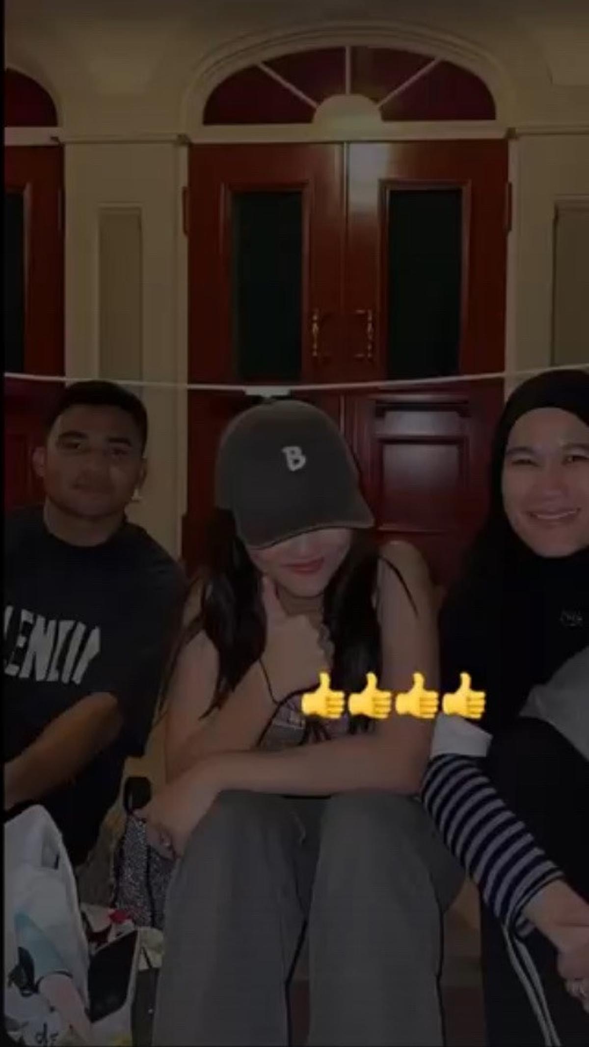 Fuji mengunggah kembali fotonya bareng Asnawi. Ia menambahkan emoji jempol di postingan tersebut.
