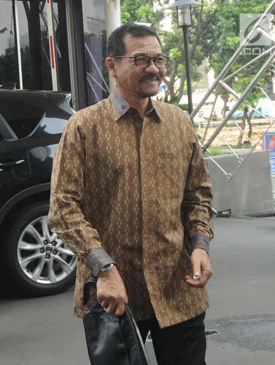 Menteri Dalam Negeri (Mendagri) Gamawan Fauzi tiba untuk menjalani pemeriksaan di Gedung KPK, Jakarta, Rabu (8/5/2019). Gamawan Fauzi diperiksa sebagai saksi kasus dugaan korupsi e-KTP dengan tersangka anggota DPR RI dari Fraksi Partai Golkar, Markus Nari. (merdeka.com/Dwi Narwoko)