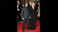 Aktor Hollywood Johnny Depp dan tunangannya, Amber Heard menghadiri premier film 'Mortdecai' di London, Senin (19/1/2015) waktu setempat. (AFP PHOTO/Leon NEAL)