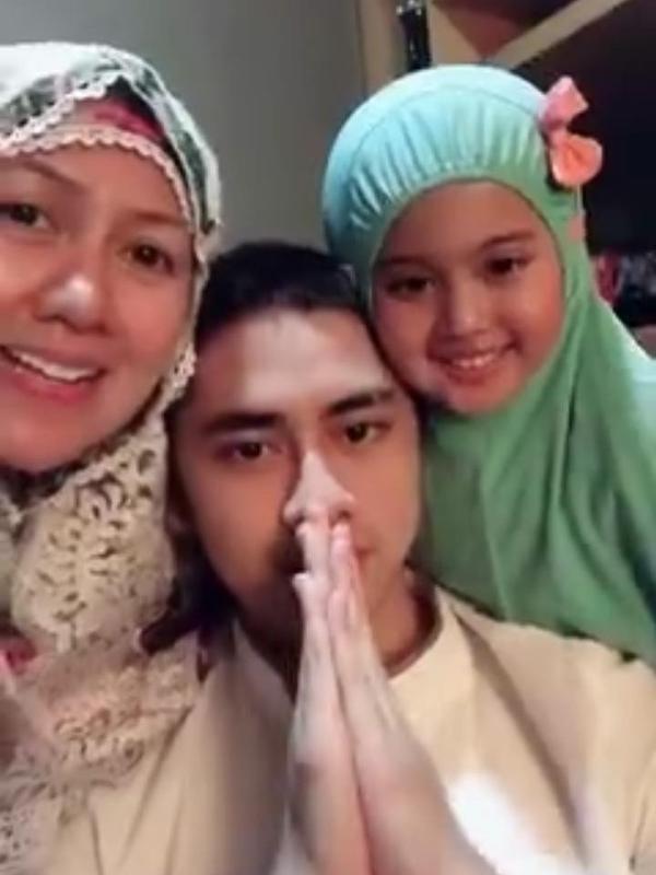 Momen keluarga seleb Tarawih bersama di rumah. (Sumber: Instagram/vennamelindareal)