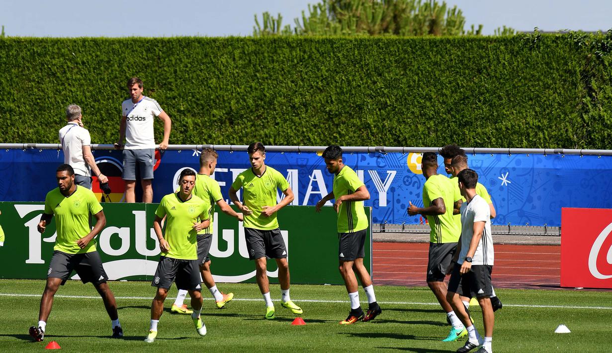Para pemain Jerman berlatih dengan latar pemandangan pantai yang indah jelang melawan Prancis pada semi-final piala Eropa 2016 di Evian, Prancis, (7/7/2016). (AFP/Patrik Stollarz)