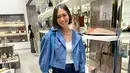 <p>Pada acara peluncuran, Caca Tengker tampak hadir mendukung karya sang kakak dengan mengenakan crop jacket dan cargo pants. [ Foto: Adinda Tri Wardhani / Fimela.com]</p>