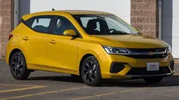 Facia depan Aveo mengadopsi desain grill lebih pipih dengan proporsi yang lebih pas dibandingkan Wuling Alvez. Garnish lis chrome menjadi pemanis di bagian depan. Untuk sisi penerangan, Chevrolet Aveo mengandalkan satu buah projector halogen dengan posisi high beam terpisah. DRL LED dan sein garis LED sudah hadir di lampu depannya. Bumper dengan lubang ventilasi menambah aura sporty di bagian depan. (Source: gmauthority.com)