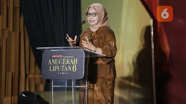 Guru Besar UGM Prof. Dr. Rr. Siti Murtiningsih, S.S., M.Hum., berpidato di acara Anugerah Liputan6 2025, Kamis (16/10/2025) di SCTV Tower Jakarta. Liputan6.com/Helmi Fithriansyah