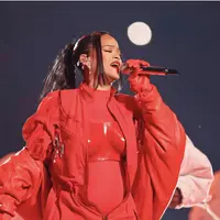 Tampil memukau di half time show Super Bowl 2023, Rihanna tampil menakjubkan dalam jumpsuit dari Loewe. [Foto: Instagram/ Rihanna].
