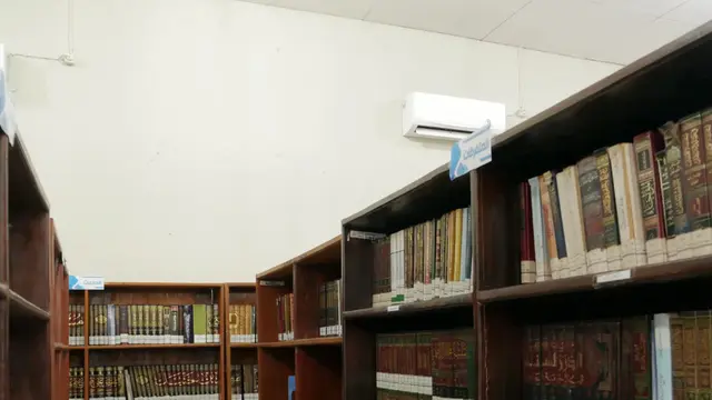 Ruang perpustakaan Pesantren Imam Bukhari di Gondangrejo