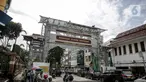 Sejumlah pekerja membangun gapura di Jalan Pancoran, Jakarta, Sabtu (11/6/2022). Pembangunan gapura tersebut bertujuan mempercantik kawasan Chinatown (Pecinan) Glodok Pancoran. (Liputan6.com/Faizal Fanani)