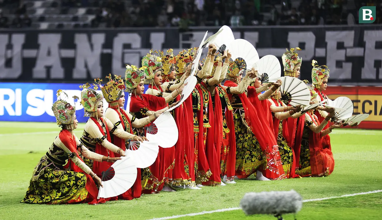 Pembukaan musim ini tidak hanya menjadi penanda dimulainya kompetisi BRI Super League 2025/2026, tetapi juga momentum untuk merayakan identitas dan keberagaman sepak bola Indonesia. (Bola.com/Abdul Aziz)