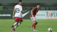 Pemain Timnas Indonesia U-23, Evan Dimas (kanan) mengecoh pemain Bahrain, Abbas Alasfoor pada laga PSSI Anniversary Cup 2018 di Stadion Pakansari, Bogor, (26/4/2018). Bahrain unggul sementara 1-0. (Bola.com/Nick Hanoatubun)
