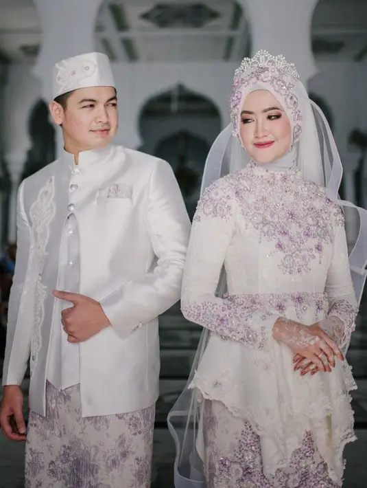 Akad nikah berlangsung lancar dan khidmat disaksikan keluarga, saudara serta beberapa rekan sesama selebritis. Juga kedua anak Tommy dari pernikahan sebelumnya. (Instagram/tommykurniawann)