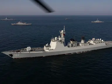Kapal perang Iran, Rusia, dan China dikerahkan saat latihan militer bersama di Teluk Oman, Jumat (17/3/2023). (Iranian Army office/AFP)