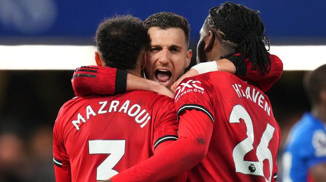Duet dadakan di jantung pertahanan Manchester United, Ayden Heaven dan Noussair Mazraoui, tampil apik ketika timnya menang 1-0 atas Chelsea pada laga pekan ke-33 Premier League di Stamford Bridge, Minggu (19/04/2026) dini hari WIB. (AP Photo/Kirsty Wigglesworth)
