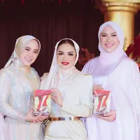 Sama seperti  traveler lain yang berkunjung ke Aceh, Krisdayanti juga turut menyesuaikan busana yang dikenakannya.  @krisdayantilemos.