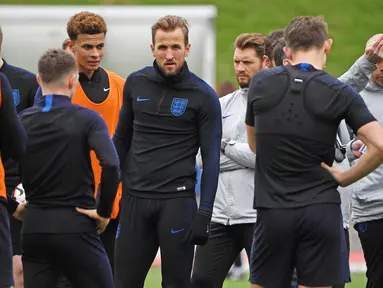 Striker Inggris, Harry Kane, bersama rekannya saat latihan jelang laga kualifikasi Piala Eropa di St George's Park, Selasa (19/3). Inggris akan berhadapan dengan Republik Ceko. (AFP/Paul Ellis)
