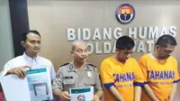 Dua polda Jatim tangkap dua pelaku penipu yang mengaku pejabat Polda Jatim dan mengguakan modus kejahatan penipuan online. (Foto:Liputan6.com/Dian Kurniawan)