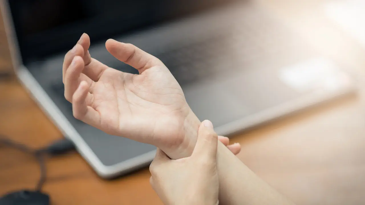 4 Penyebab Tangan Kesemutan yang Tak Boleh Diabaikan (Interstid/shutterstock)