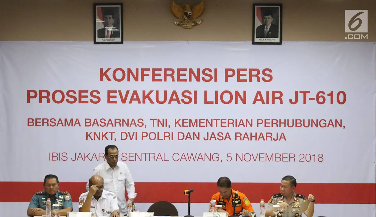 Menhub Budi Karya (tengah) didampingi Ketua Basarnas Marsekal Madya M. Syaugi (dua kanan) dan Ketua KNKT Soerjanto Tjahjono (dua kiri) saat evaluasi Lion Air JT 610 jatuh di Krisis Center, Jakarta, Senin (5/11). (Liputan6.com/Immanuel Antonius)