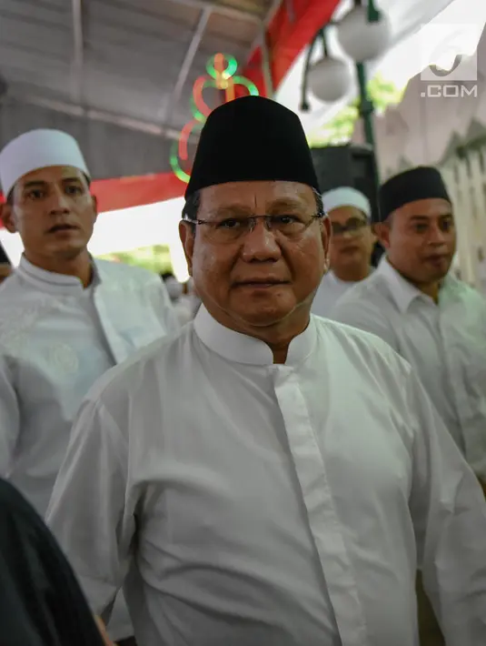 Calon presiden nomor urut 02 Prabowo Subianto saat menghadiri Maulid Nabi sekaligus haul Habib Ali bin Abdurrahman Al-Habsyi Kwitang di Kwitang, Jakarta, Kamis (6/12). Prabowo mengikuti jalannya acara tanpa bicara di podium. (Liputan6.com/Faizal Fanani)