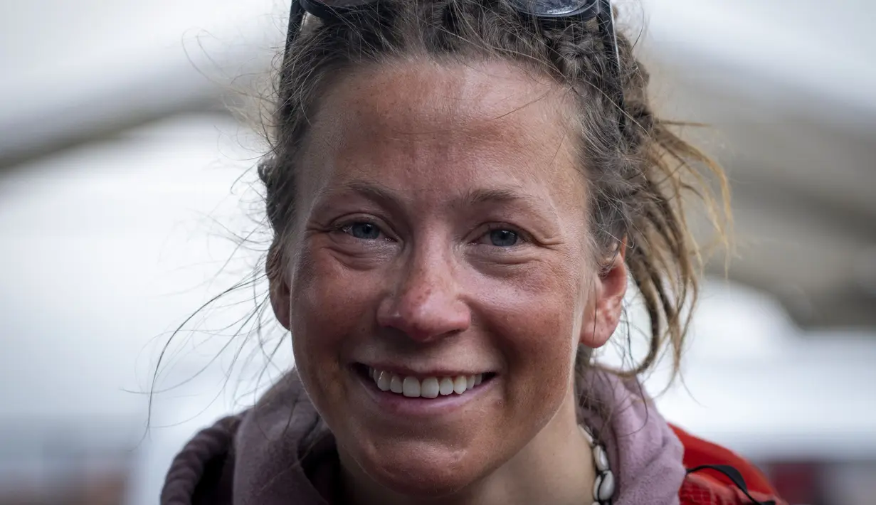 Harila, 37 tahun, masih harus mendaki Gunung Manaslu di Nepal, yang ia harapkan akan ia lakukan dalam beberapa hari ke depan, dan kemudian lima puncak yang tersisa di Pakistan, termasuk K2, yang merupakan puncak tertinggi kedua di dunia. (AP Photo/Niranjan Shrestha)