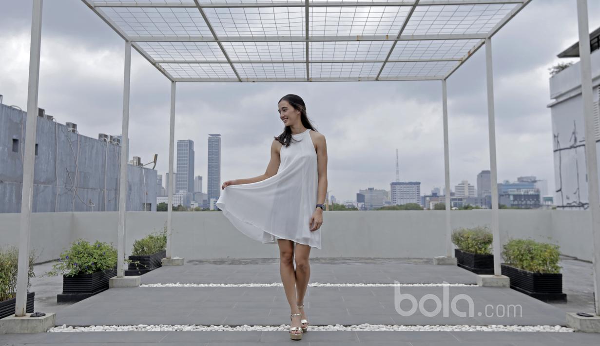 Hele mengenal basket saat kelas 4 SD lewat pelajaran olahraga dan langsung jatuh cinta. Dia pun memutuskan ikut kegiatan ekstrakurikuler bakset.  (Bola.com/Nicklas Hanoatubun)