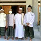 Ulum Ul Agnia (paling kiri) berfoto dengan pimpinan ponpes Al-Aziziyah dan keluarga.