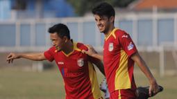 Striker Mitra Kukar, Carlos Raul dan Rahmat Affandi melakukan pemanasan saat latihan jelang pertandingan melawan Arema Cronus di Lapangan Bea Cukai, Jakarta, Senin (12/10/2015). (Bola.com/Vitalis Yogi Trisna)
