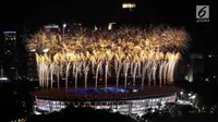 Pesta kembang api menyemarakkan upacara pembukaan Asian Games 2018 di Stadion Utama Gelora Bung Karno (SUGBK), Senayan, Jakarta, Sabtu (18/8). (Liputan6.com/JohanTallo)