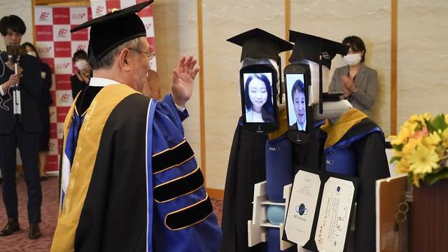 Kampus di Jepang lakukan wisuda online menggunakan robot