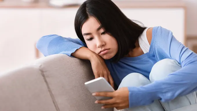 Batasi Dampak Buruk Blue Light: Panduan Melindungi Kulit dari Penuaan Dini Akibat Layar Gadget