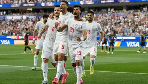 Ramin Rezaeian (23) dari Iran merayakan golnya bersama rekan-rekan setimnya setelah mencetak gol dalam pertandingan Grup G Piala Dunia antara Iran dan Selandia Baru di Inglewood, California, dekat Los Angeles, Selasa, 16 Juni 2026. (AP Photo/Andre Penner)
