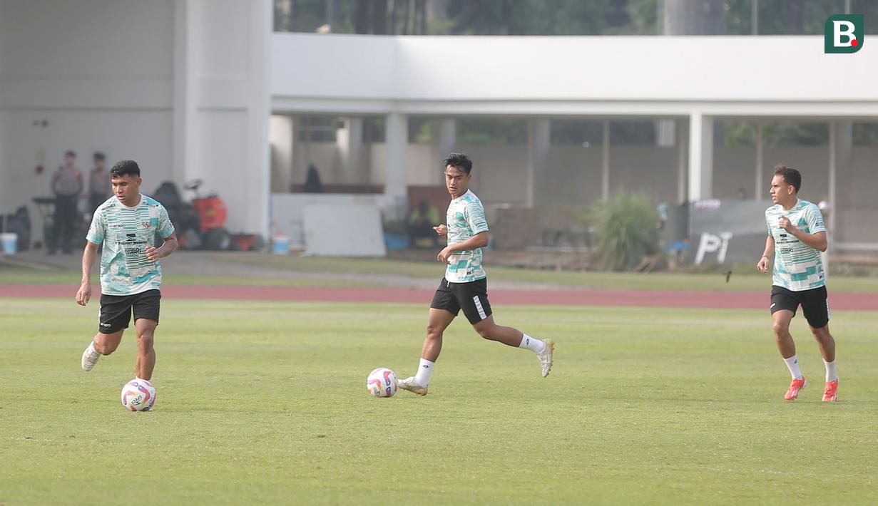 <p>Calon pemain naturalisasi Timnas Indonesia, Calvin Verdonk (kiri) menggiring bola saat mengikuti sesi latihan Timnas Indonesia di Stadion Madya, Gelora Bung Karno, Senayan, Jakarta, Jumat (31/5/2024) pagi WIB. (Bola.com/M Iqbal Ichsan)</p>