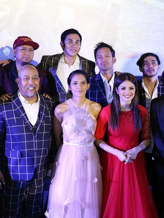 Selain itu, secara khusus Indro juga mengucapkan syukur pada para penggemar dan rumah produksi, falcon. Rasa haru juga dirasakan Indro saat galapremiere di Surabaya. (Nurwahyunan/Bintang.com)