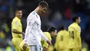 Striker Real Madrid, Cristiano Ronaldo, tampak lesu usai ditaklukkan Villarreal pada laga La Liga Spanyol di Stadion Santiago Bernabeu, Madrid, Sabtu (13/1/2018). Real Madrid kalah 0-1 dari Villarreal. (AFP/Gabriel Bouys)
