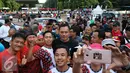 Calon Gubernur DKI Jakarta Agus Harimurti Yudhoyono berfoto selvie dengan warga Jakarta saat mengikuti kompetisi lari di CFD kawasan Senayan, Minggu (2/10). (Liputan6.com/Johan Tallo)