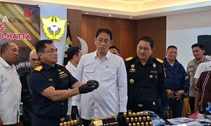 Menteri Keuangan (Menkeu) Purbaya Yudhi Sadewa dalam pengungkapan penyelundupan emas di Kantor Bea dan Cukai Bandara Soekarno-Hatta, Kota Tangerang, Kamis (13/8/2026).