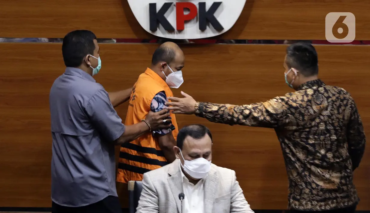 Bupati Pemalang periode 2021-2026, Mukti Agung Wibowo (kedua kiri) saat dihadirkan dalam rilis penetapan penahanan tersangka di Gedung KPK, Jakarta, Jumat (12/8/2022). Mukti Agung Wibowo ditangkap KPK atas dugaan suap dan pungutan tidak sah terkait jual-beli jabatan di lingkungan Pemkab Pemalang tahun 2021-2022. (Liputan6.com/Helmi Fithriansyah)