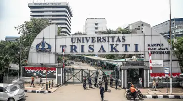   Petugas keamanan kampus berjaga di gerbang pintu masuk Universitas Trisakti, Grogol, Jakarta, Rabu (24/8). Penjagaan dilakukan akibat konflik persengketaan lahan antara pihak yayasan dan otorita Trisakti. (Liputan6.com/Faizal Fanani)