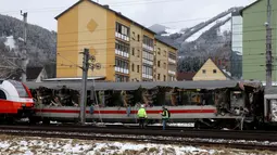 Kondisi salah satu rangkaian kereta penumpang yang terlibat tabrakan dengan kereta lainnya dekat stasiun di Niklasdorf, Austria, Senin (12/2). Kecelakaan tersebut terjadi setelah salah satu kereta menghatam sisi rangkaian kereta yang lain. (AP/Ronald Zak)