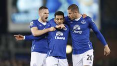 Pemain Everton, Aaron Lennon merayakan golnya bersama Ross Barkley dan Tom Cleverley pada lanjutan liga Premier Inggris di Stadion Goodison Park, Senin (4/1//2016) dini hari WIB. (Reuters/Carl Recine)