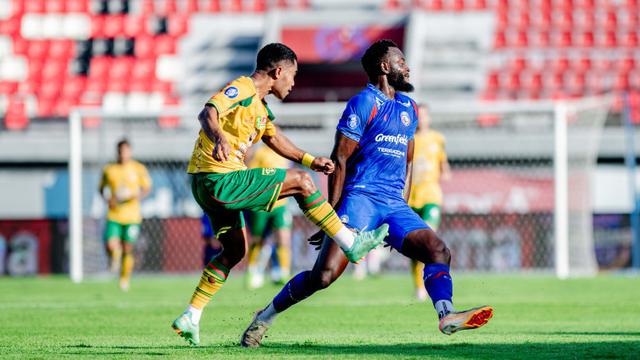 Arema FC melawan Persebaya Surabaya.