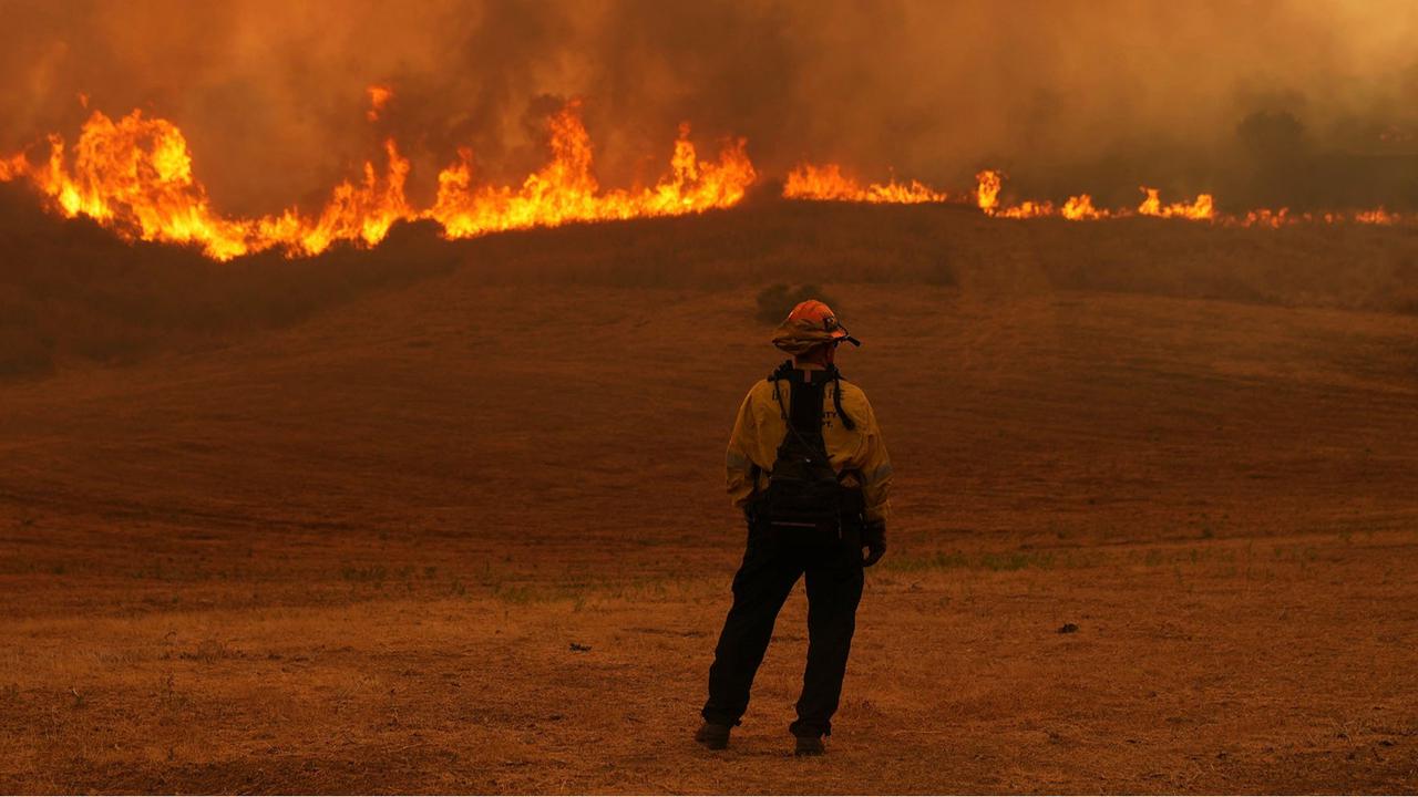 FOTO: Kebakaran Hutan Mengerikan di Utara Los Angeles,  Ribuan Warga Dievakuasi