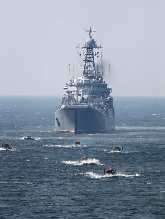 Sebuah kapal serbu amfibi dan pengangkut personel lapis baja dikerahkan dalam latihan militer Armada Baltik Angkatan Laut Rusia di Kaliningrad, Rusia, Kamis (4/4). (REUTERS/Vitaly Nevar)