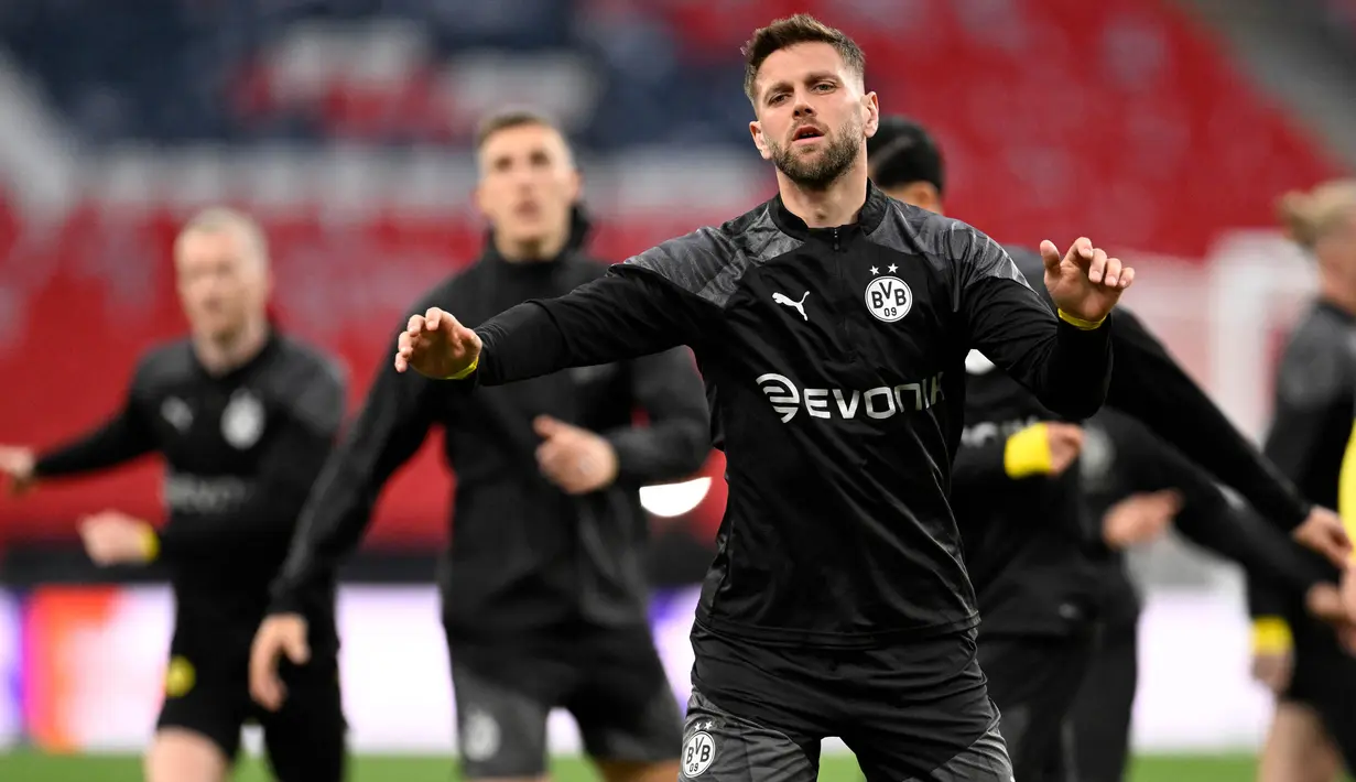 Pemain Dortmund, Niclas Fuellkrug melakukan pemanasan saat sesi latihan di stadion Wembley, di London, pada 31 Mei 2024. (INA FASSBENDER/AFP)